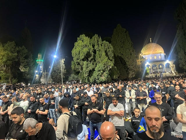 100 ألف مصلّ أدوا صلاتي العشاء والتراويح في اليوم الـ28 من شهر رمضان المبارك في رحاب المسجد الأقصى